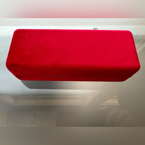 🕶️💋Like New Red Velvet Carolina Herrera Sunglasses/Eyeglasses Clamshell Case - Picture 14 of 17